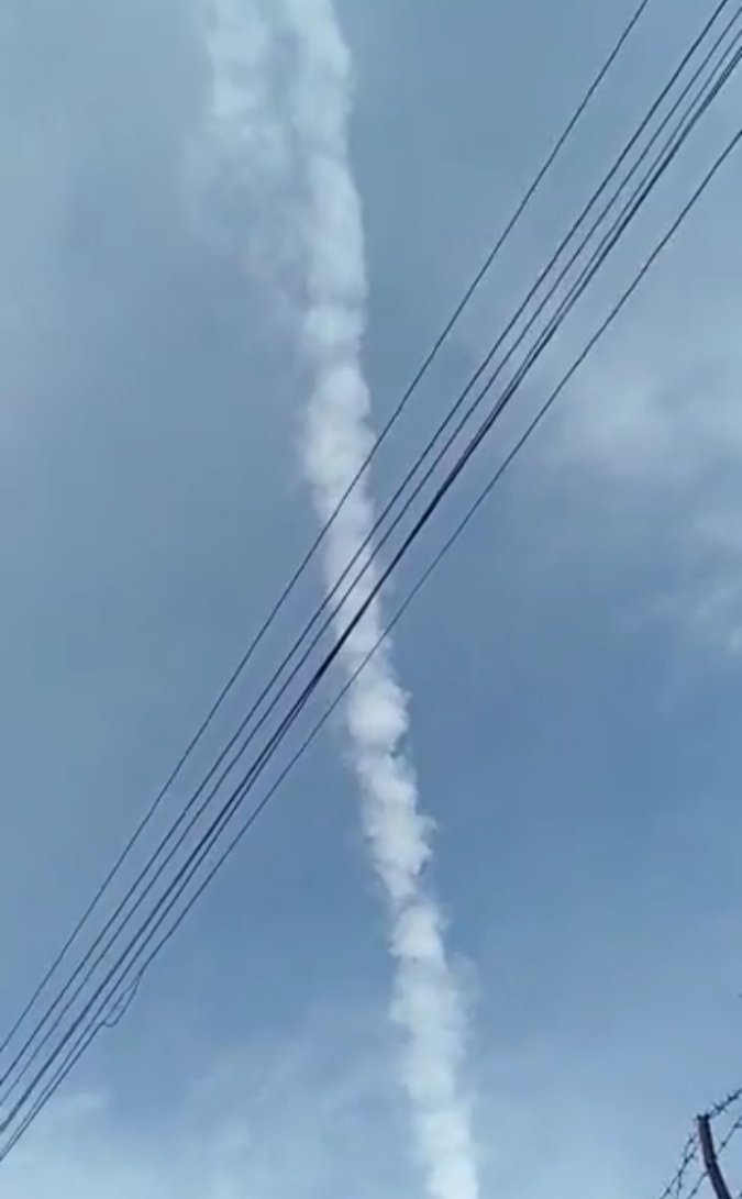 pippyachmad's tweet photo. Udah mulai terlihat awan panjang lagi di beberapa daerah.. Contrail apa chemtrail?Suara pesawat bolak balik juga udah mulai sering kedengeran lagi..Jadi dejavu ke taun kemaren sering denger pesawat bolak balik trus tau2 kasus meninggal karena k*pit meningkat... https://t.co/g5V6LzZwHm