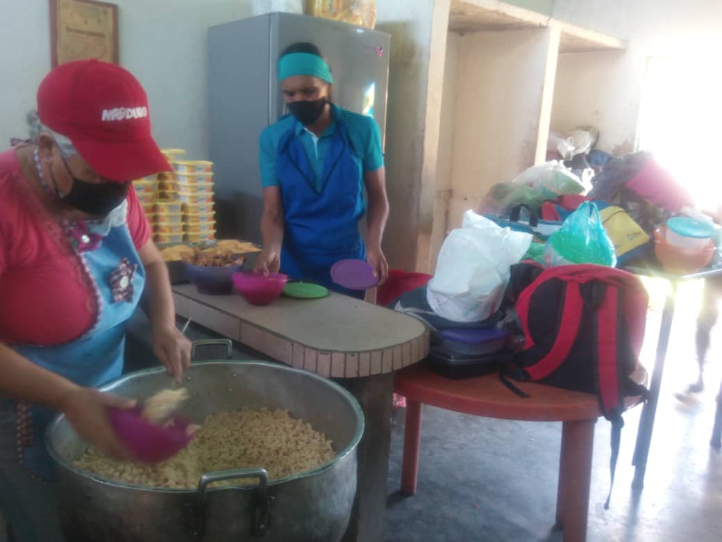 #14Feb #Sucre /Con mucha alegría comenzamos la semana atendiendo a nuestros misioneros con la elaboración de alimentos y bebidas nuti #SomosPuebloDeAmor <a href="/NicolasMaduro/">Nicolás Maduro</a> <a href="/NorisHerrerar/">Noris Herrera</a> @MP_Comunas <a href="/PedroMelendez86/">Pedro Meléndez</a> <a href="/FundaproalO/">Fundación Programa de Alimentos Estratégicos</a> @GPintoVzla #SomosPuebloDeAmor <a href="/NicolasMaduro/">Nicolás Maduro</a>