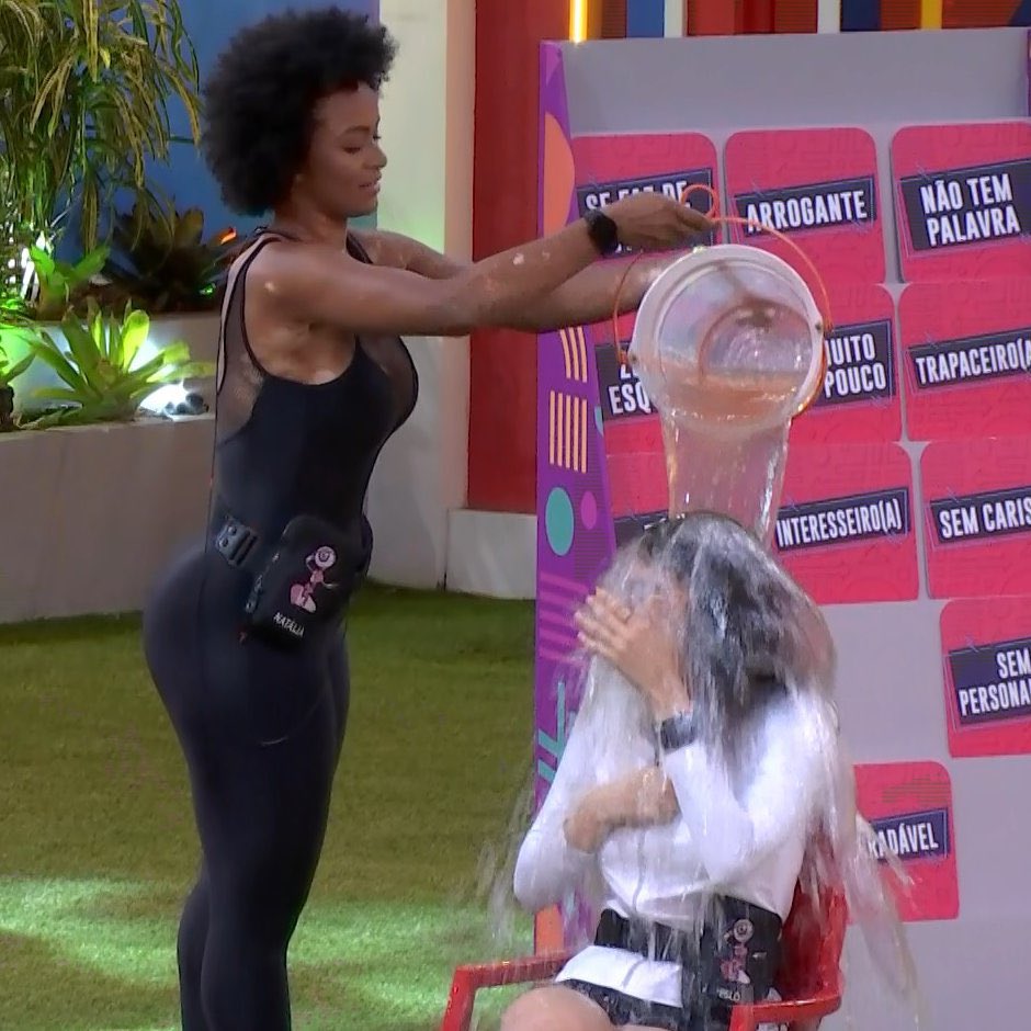 poptime's tweet photo. 🚨 Com mais de 1 MILHÃO de tweets, Natália se torna a participante mais comentada em uma noite de TODO o #BBB22. Avisa que é a protagonista! https://t.co/LAjKlkShwW