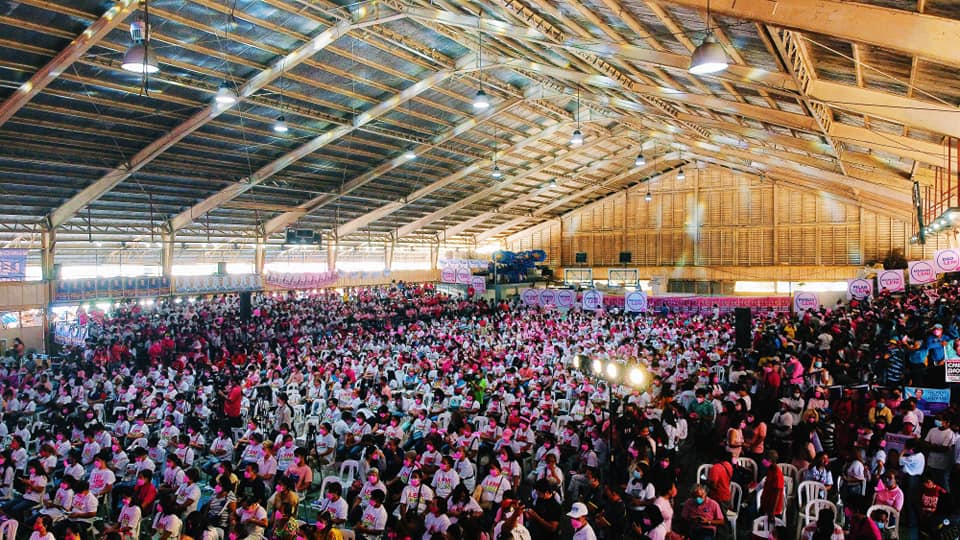 dailyguardianph's tweet photo. LOOK: Hundreds of supporters of Vice President Leni Robredo flocked to Dinggoy Roxas Civic Center in Capiz on Tuesday morning to witness the event organized by Robredo’s People’s Council. | @seanrafio 📷 Roxas for Leni/Facebook https://t.co/1PJ3AhmpxR