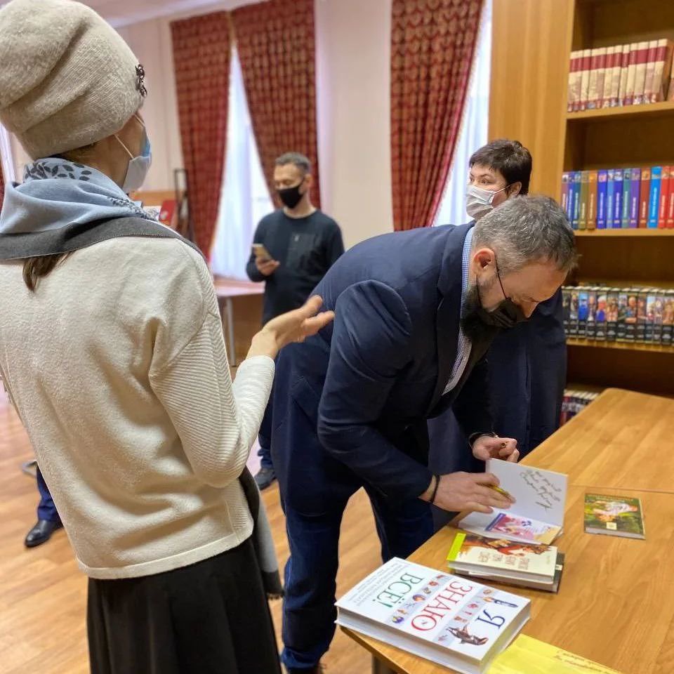 «Книга - лучший друг человека!»
14 февраля празднуется международный день книгодарения, мы с <a href="/ragimov063/">Анатолий Рагимов</a> и командой посетили <a href="/spb_samara1970/">Самарская Публичная</a> , где подарили родителям многодетных семей книги для их детей! Читайте больше и делайте добрых дел❤️
#депутатРагимов #самарскийрайон #добро