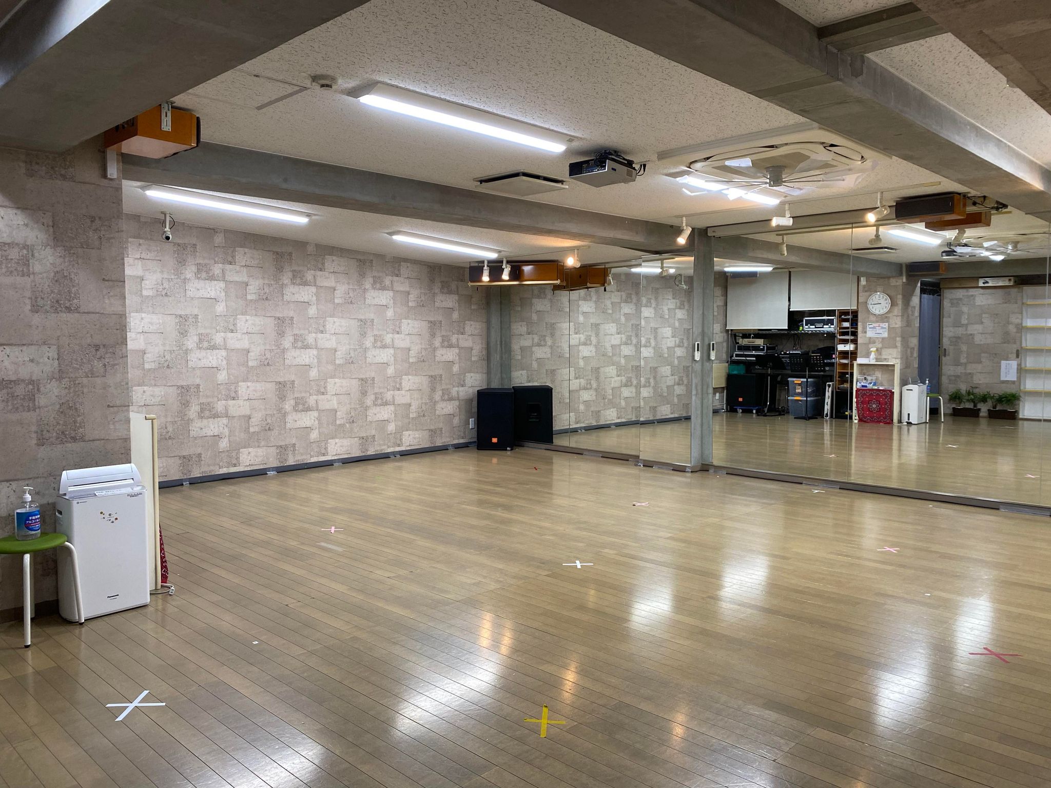 ミュージック ダンススタジオ Roots 東京のゴスペル 音楽スタジオ スクール ルーツ ではオンラインレッスン ボイス ボーカル を開催中です 発声方法 体の使い方 口の開け方 発音 ビブラート しゃくり フォールなど リアルでレッスンを ミュージック ダンススタジオ Roots 東京のゴスペル 音楽スタジオ スクール ルーツ ではオンラインレッスン ボイス ボーカル を開催中です 発声方法 体の使い方 口の開け方 発音 ビブラート しゃくり フォールなど リアルでレッスンを