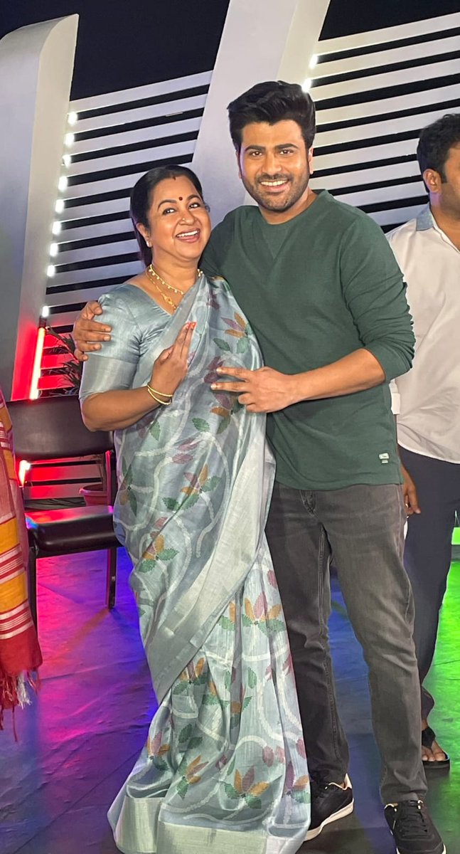 Veteran actress @realradikaa shares some lovely pictures from the sets of #AadavalluMeekuJohaarlu after wrapping up the shoot and talks about the rapport the team shared ❤️
#Radhika mam #Urvashi mam
#RajuSundharam master 

#AMJOnFEB25