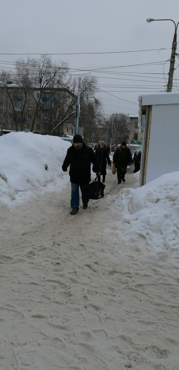 Рынок 22 партсъезда у Кристалла ходить не выносимо почему не убираются. Кому принадлежит и кто должен убирать. Особенно проходы к остановке.