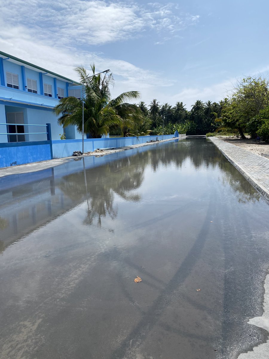 mhdhasn23's tweet photo. ފަސްގަނޑު  އޮތަސް، ތާރު  އެޅިޔަސް،  މަގު މެދައް  ކާނުލާ  ފެންދާގޮތައް  "ނަމުގަ"  ހަދާފައޮތަސް  ވާރޭ  ފެންތިކެއް  ޖަހައިފިއްޔާ ހަނިމާދޫ  ސްކޫލުގެ  މައިގޭޓު  ކުރިމަތީ  މަގުގެ  ހާލަކީ  މީ!  އެންމެން  ގުޅިގެން  މިކަމަށް  އަވަސް  ހައްލެއް  ހޯދަންޖެހޭ  @gafoor_moosa @MTCCPlc @ibusolih https://t.co/wwqZYZLfqw