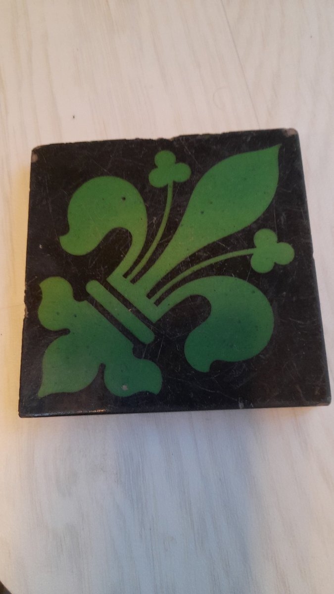 @PosyHill1 This Godwin tile is clearly marked on the back and i dug it up in the garden here in weobley! #tilesontuesday. Too wet to hunt for any rings today #curlupwithagoodbook.