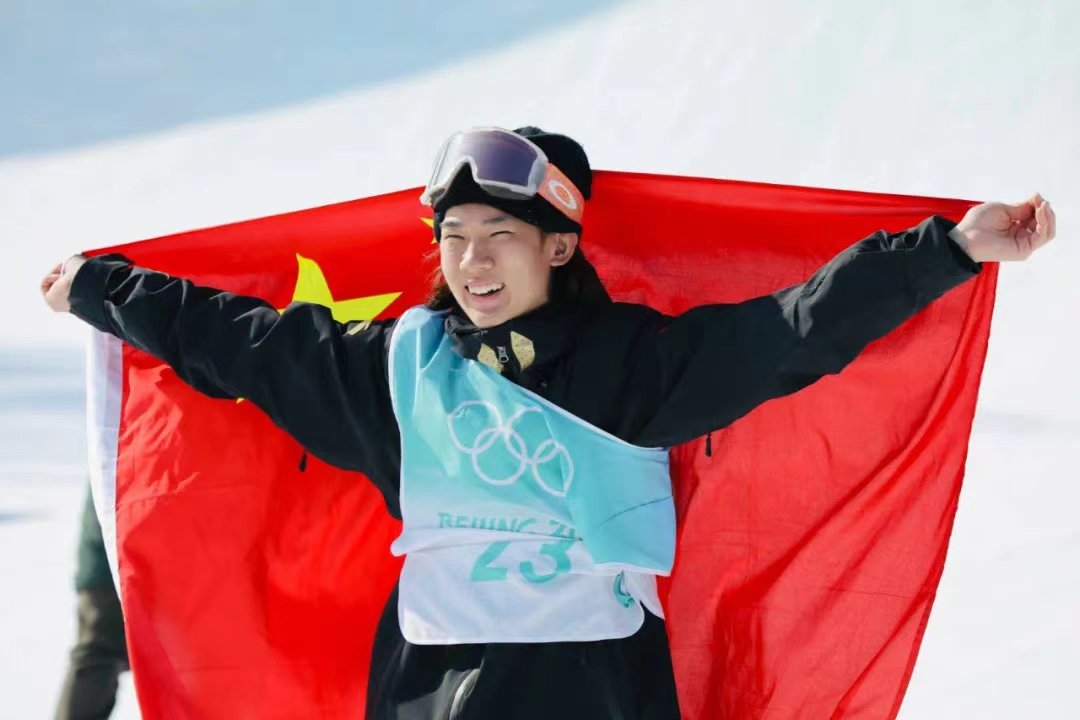 Makeronly2's tweet image. In the Beijing Winter Olympics snowboard men's big platform final, 17-year-old Chinese athlete Su Yiming won the gold medal, taking the sixth gold for China and writing the best result for China in the history of the Winter Olympics.