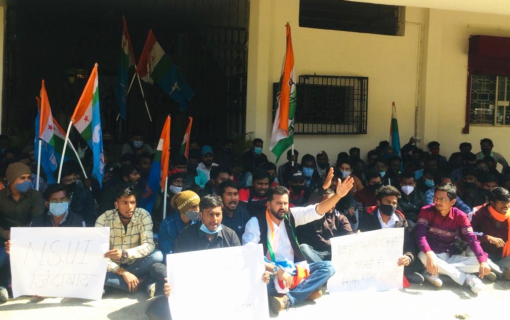 InderjitINC's tweet image. बी.टेक एवं डिप्लोमा इंजीनियरिंग विद्यार्थियों की ऑनलाइन परीक्षा एव प्रमोट करने की मांग को लेकर  टेक्निकल यूनिवर्सिटी में धरना प्रदर्शन एव तालाबंदी किया गया। इंदरजीत सिंह, प्रदेश उपाध्यक्ष, NSUI, झारखंड
@Jagarnathji_mla @DipikaPS @RajeshThakurINC @Neerajkundan