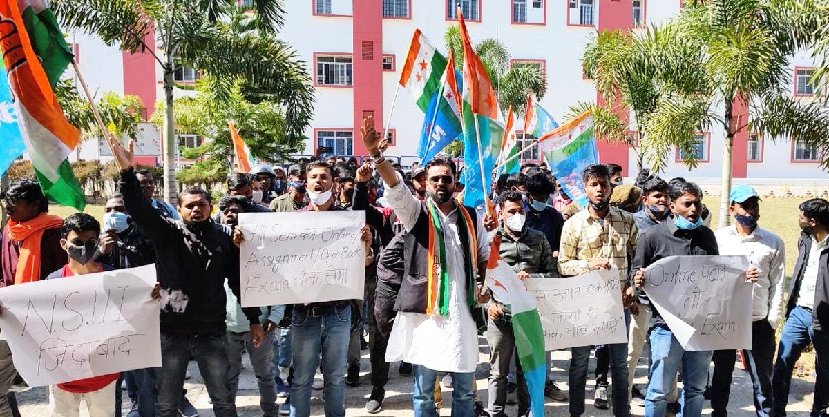 InderjitINC's tweet image. बी.टेक एवं डिप्लोमा इंजीनियरिंग विद्यार्थियों की ऑनलाइन परीक्षा एव प्रमोट करने की मांग को लेकर  टेक्निकल यूनिवर्सिटी में धरना प्रदर्शन एव तालाबंदी किया गया। इंदरजीत सिंह, प्रदेश उपाध्यक्ष, NSUI, झारखंड
@Jagarnathji_mla @DipikaPS @RajeshThakurINC @Neerajkundan