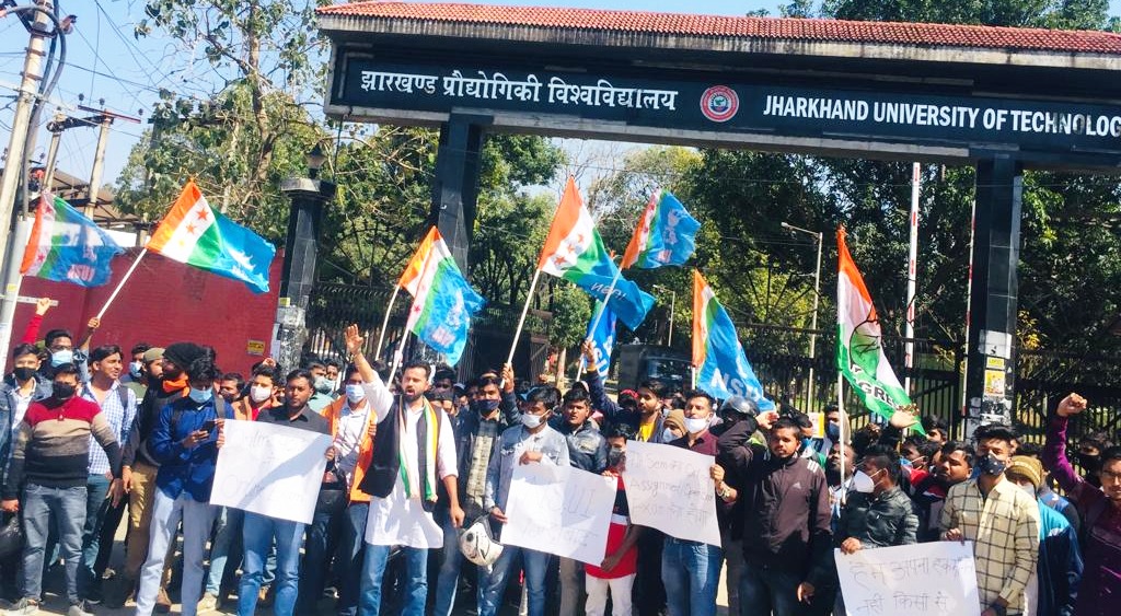 InderjitINC's tweet image. बी.टेक एवं डिप्लोमा इंजीनियरिंग विद्यार्थियों की ऑनलाइन परीक्षा एव प्रमोट करने की मांग को लेकर  टेक्निकल यूनिवर्सिटी में धरना प्रदर्शन एव तालाबंदी किया गया। इंदरजीत सिंह, प्रदेश उपाध्यक्ष, NSUI, झारखंड
@Jagarnathji_mla @DipikaPS @RajeshThakurINC @Neerajkundan