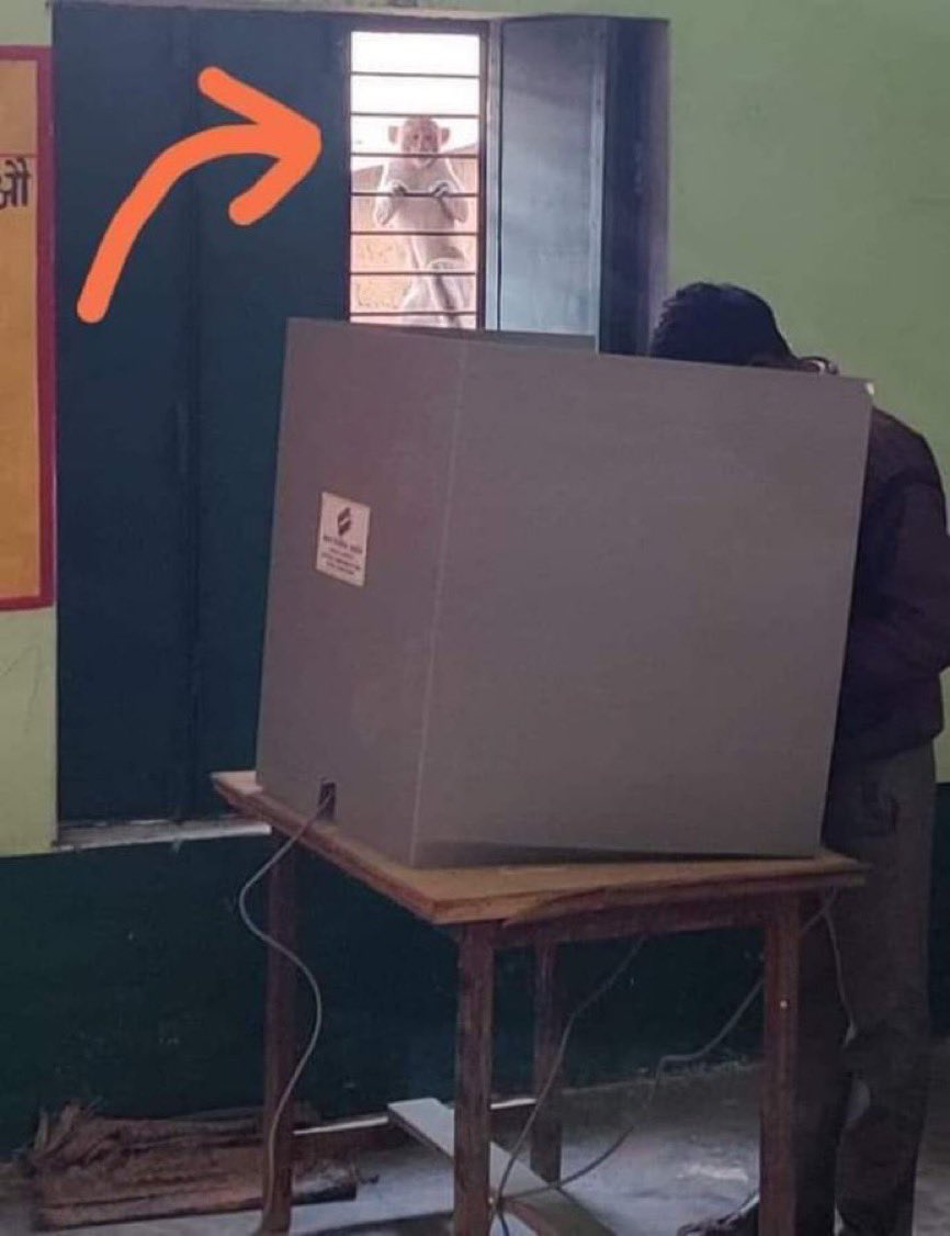 saket71's tweet photo. योगी जी के एजेंट नज़र रख रहे हैं। ध्यान से वोट कीजिए। https://t.co/K8dz3by3ff
