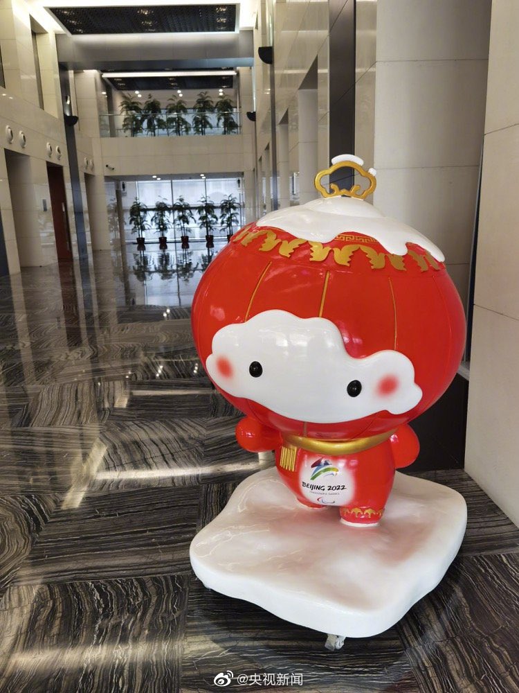 wow～
今日份顶流 #BingDwenDwen #ShueyRhonRhon 
参加外交部新闻记者会啦～🎉🎉

这合影，一时不知道该羡慕冰墩墩还是羡慕汪叔😆😆😆