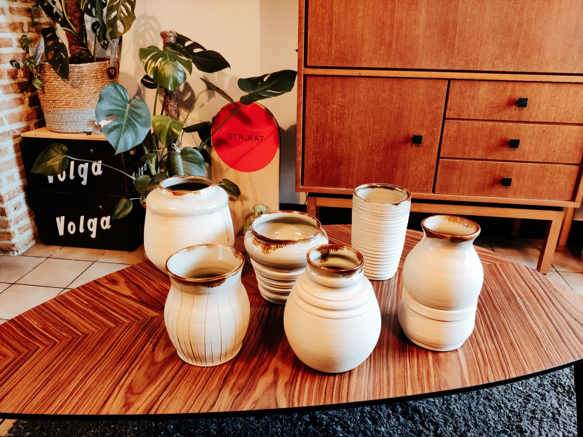 Maak kennis met #Commentçavaas! 
Deze zes vazen pronken (gevuld met heel wat 🌻🌹🌷) pronken binnenkort in de interieurs van de #BrugsePoort, #Bloemekenswijk en #Rooigem. Eens uitgebloeid wordt de vaas opnieuw gevuld en doorgegeven aan een volgende buur!
str-aat.be/comment-ça-vaas