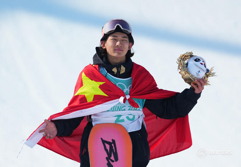 🇨🇳 China’s Su Yiming gave himself an early 18th birthday present by grabbing #gold in the men's #snowboard Big Air event at the #Beijing2022. 

🇳🇴 Norway's Mons Roisland took #silver and 🇨🇦 Canadian Max Parrot finished with #bronze reut.rs/364cDWq