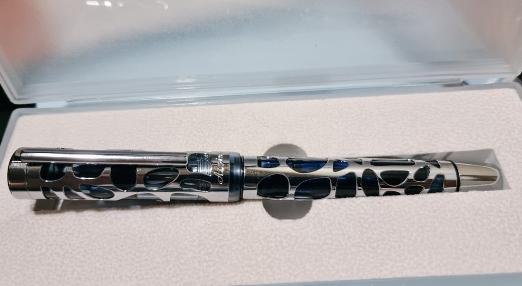 endocrine_witch's tweet photo. And who said no more fountain pens? 🤫🤐
#Asvine https://t.co/kdoeb86iaq
