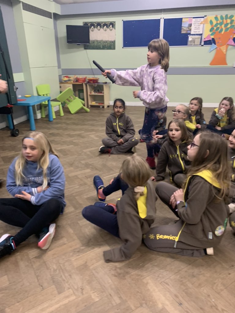 105HuddBrownies's tweet image. Last night we had a visit from Dale &amp;amp; Chloe from @WYP_Contact who spoke to us about the work they do taking calls and  #Not999. Dale is also a @WYP_Specials &amp;amp; showed us his kit. He demonstrated the leg restraints on our Young Leaders!