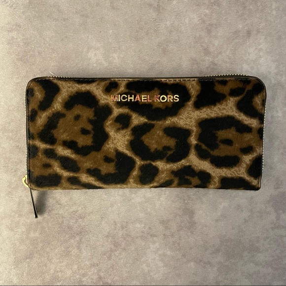 OnPickin's tweet photo. So good I had to share! Check out all the items I'm loving on @Poshmarkapp #poshmark #fashion #style #shopmycloset #nike #michaelkors #gibson: https://t.co/FgD06edNBX https://t.co/CBePMUtYL2