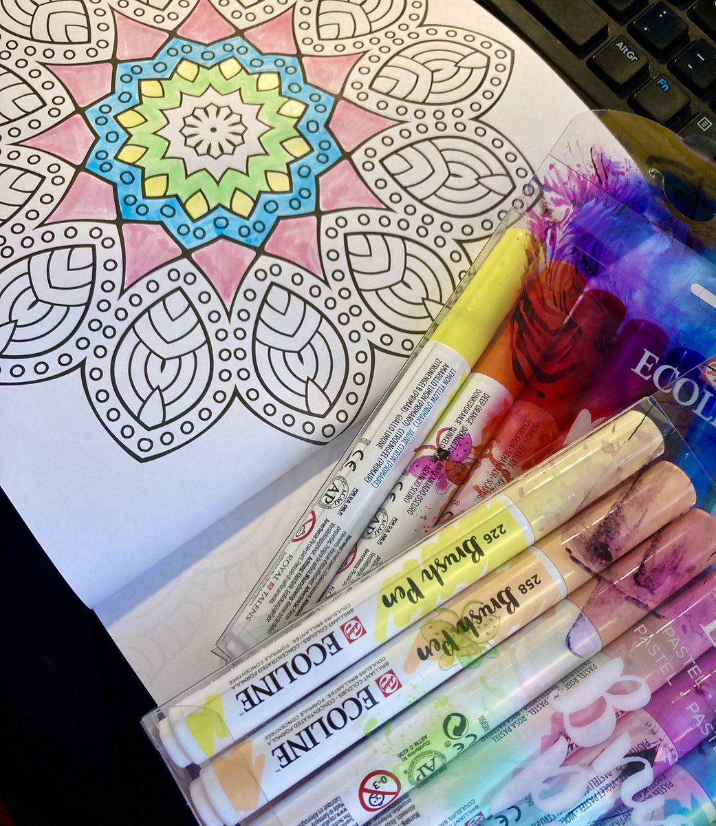 ansikki1's tweet photo. Kohtaamassa kollegoja @Taikusydan tutkijatapaamisessa - ja samalla testaan väitöslahjaksi saamiani taidevälineitä 🎨 #kulttuuri #taide #hyvinvointi #väriterapia https://t.co/BRo4T3smJj