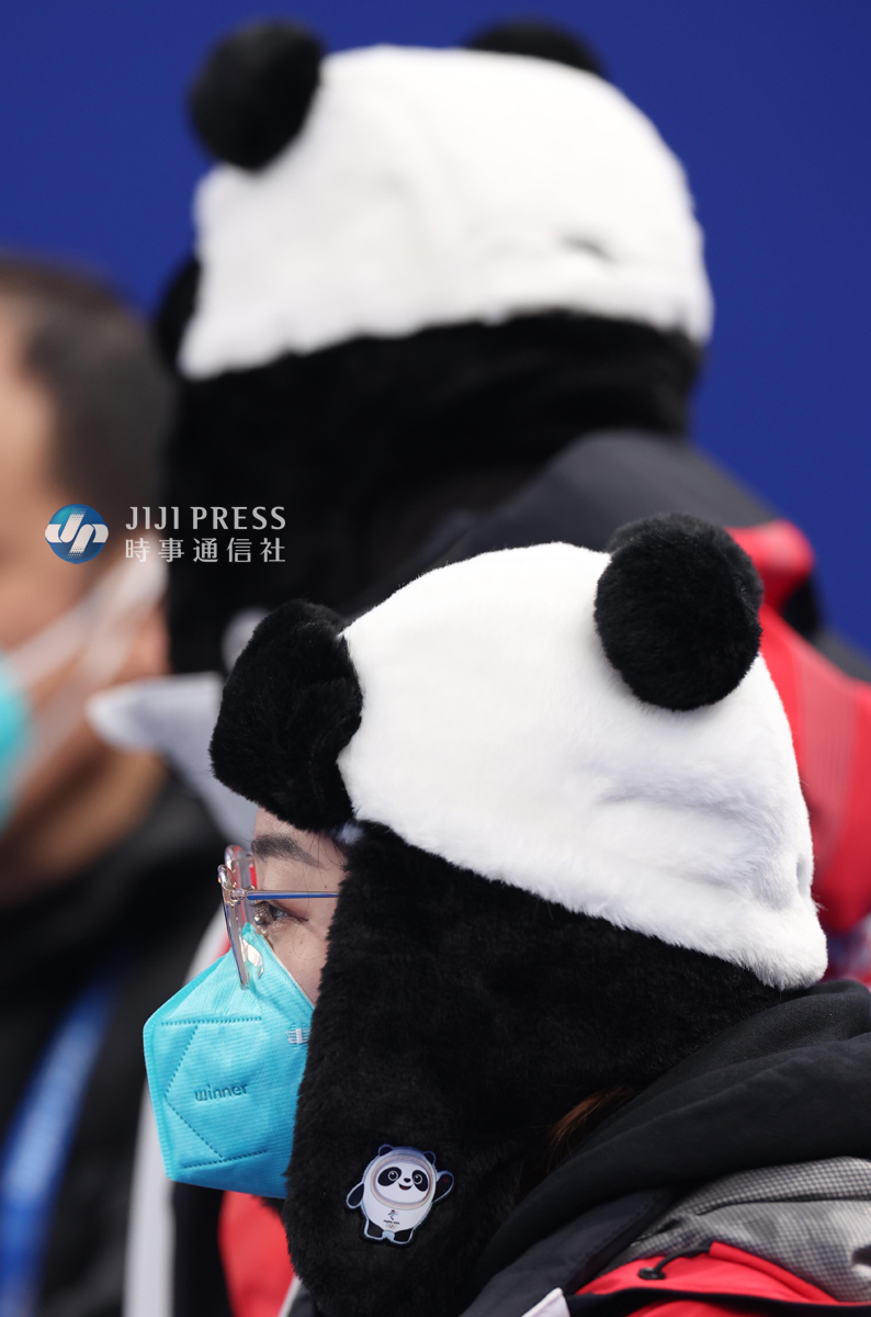 ビン・ドゥンドゥンが氷上でごろり、助け起こした羽生結弦に