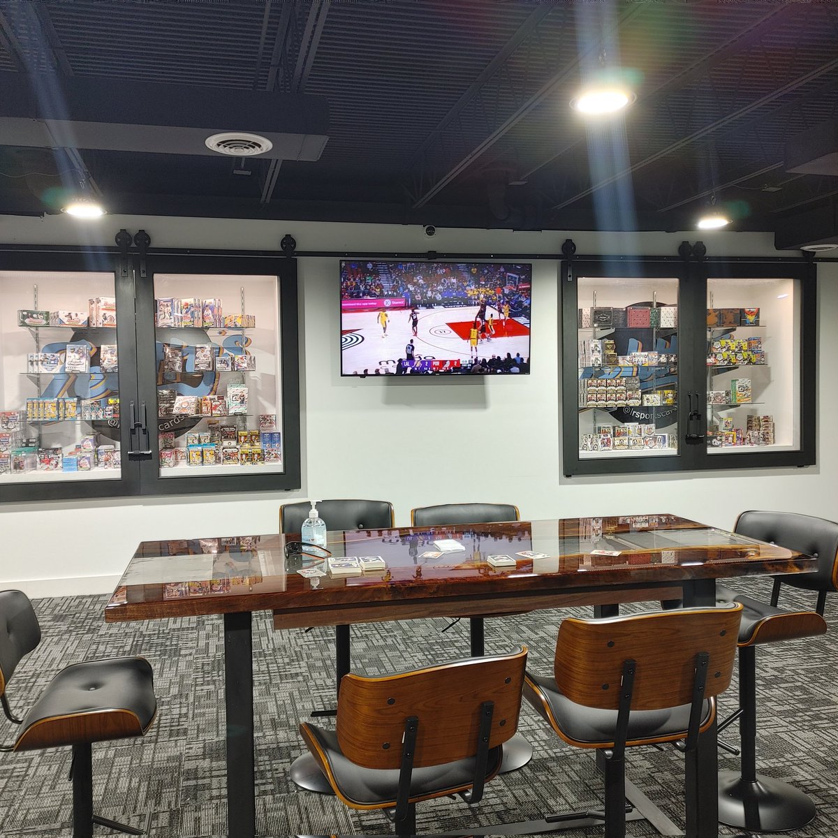 zehttys's tweet photo. Come stop by Zehttys and check out our Sports Cards and TCG selection we are located in downtown Benton in the old regions building in the market square on the 2nd floor.  112 River St. Benton, Arkansas 72015.  Enter one of the two doors with our logo.  Opening tomorrow at 10am. https://t.co/upoDrdqfKr