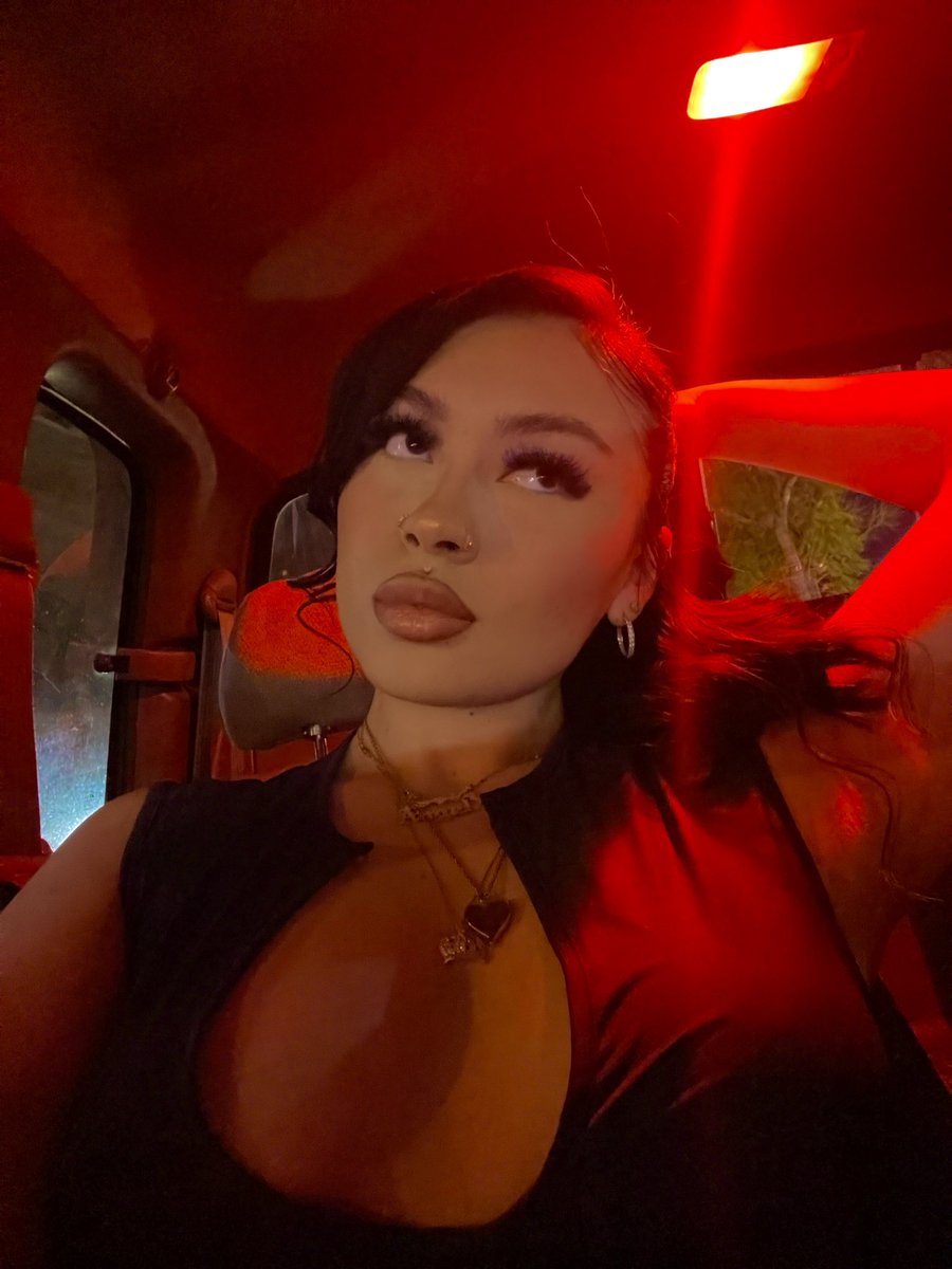 vxviz's tweet photo. thank u god for making me so fuckable 🙏🏻 https://t.co/w2sboFMGb3