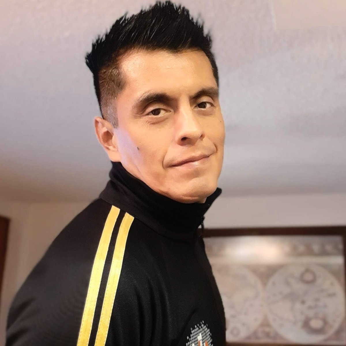 Ebronston's tweet photo. #NuevaFotoDePerfil Hay que renovarse para continuar. https://t.co/oKjyXtvviP