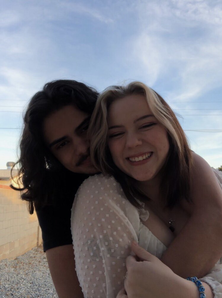 galaxiaxo_'s tweet image. happy valentines day &amp;lt;3
heres to crying to each other in chili’s, beating me in mario kart too much, and late night adventure time marathons. you’re my best friend :)