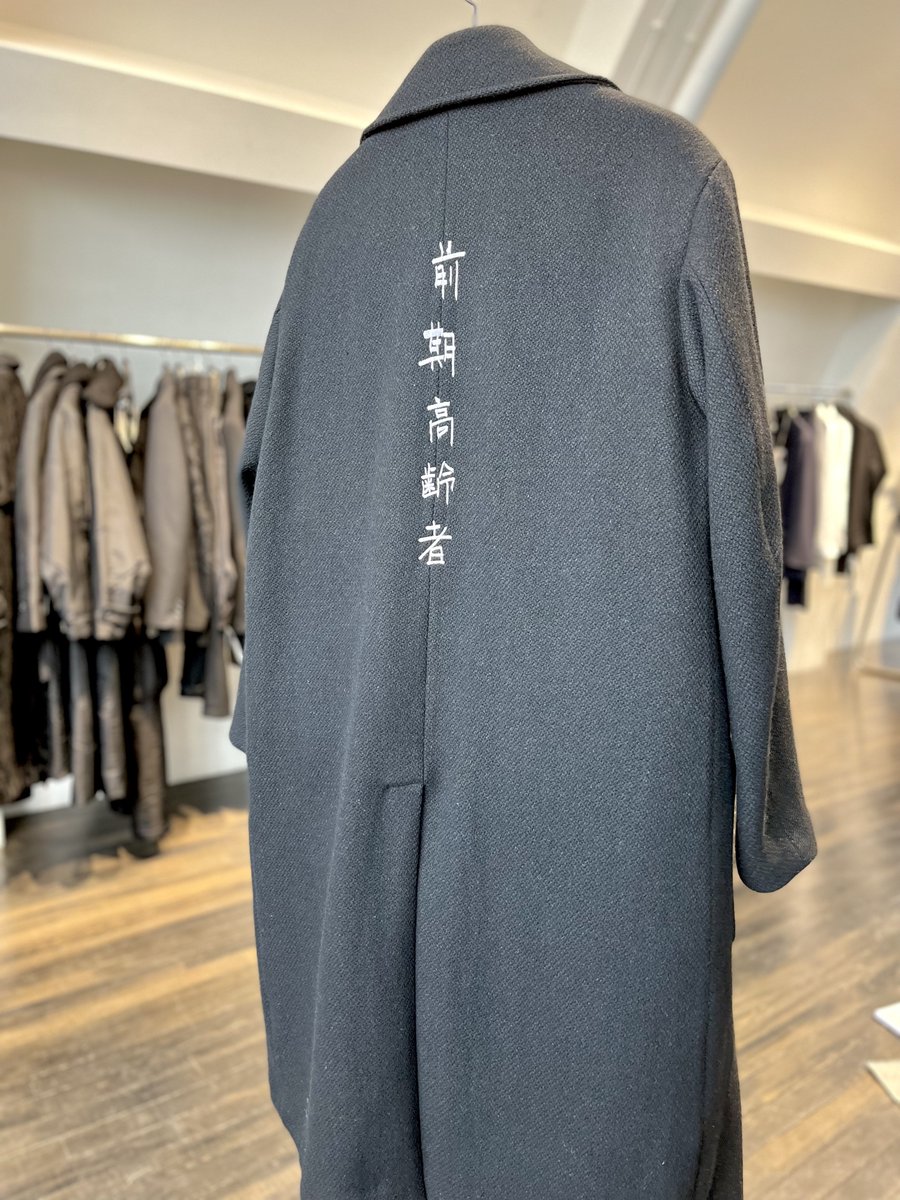 fashionsnap's tweet photo. 【展示会】「ヨウジヤマモト プールオム」の退廃的な紳士服の背中に意味深なメッセージ——
ショーでは、松重豊、仲村トオル、伊原剛志、加藤雅也、三原康可が死から蘇った男たちを演じて注目を浴びました。
https://t.co/cxpdFhSxf6 https://t.co/0weSfNXunO