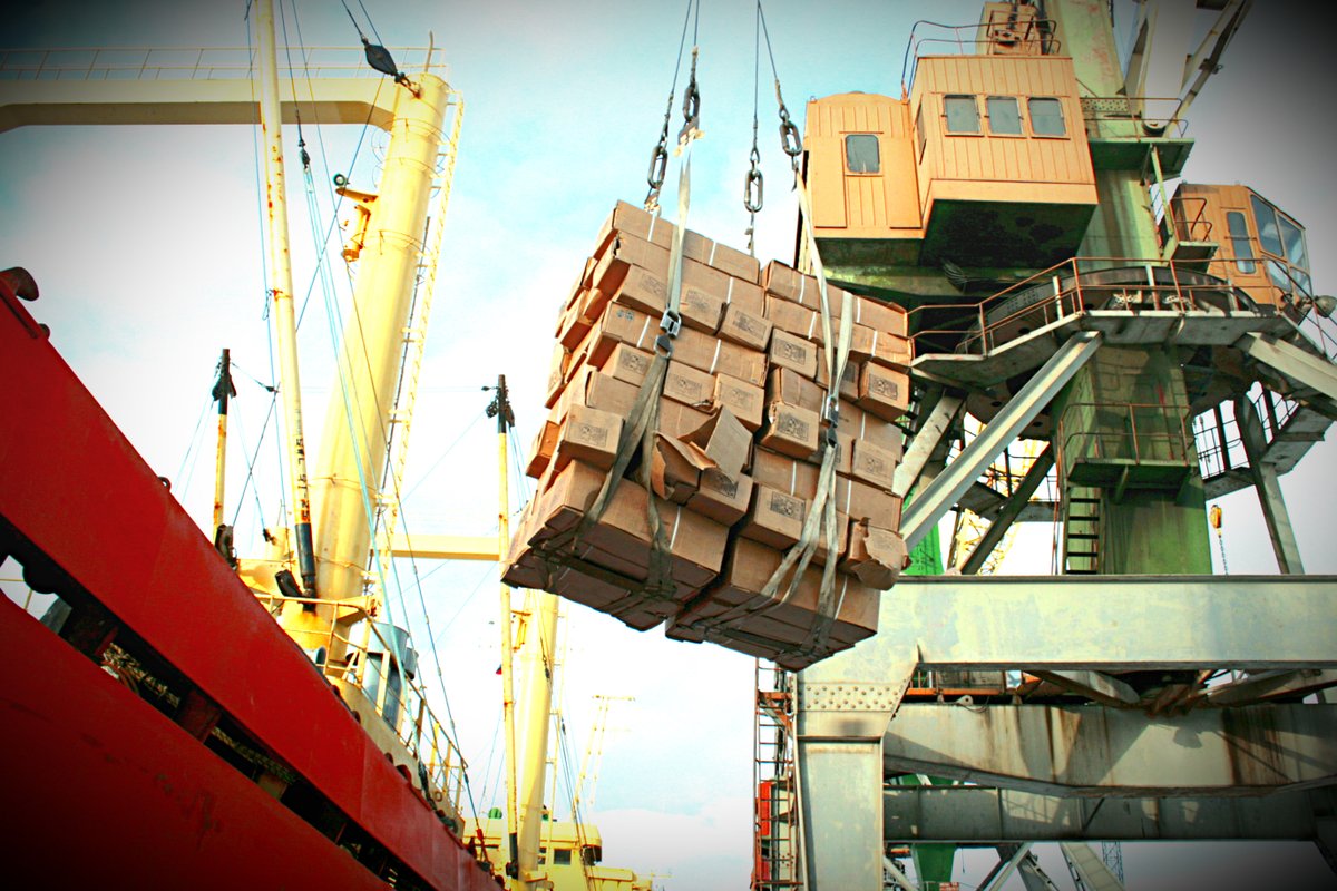 FishPort51's tweet image. 💪🏻В работе важен правильный настрой, тем более, в начале нового дня. Поэтому собираемся с мыслями и принимаемся ударными темпами покорять эту среду. 😉
На фото же - процесс разгрузки судна при помощи портального крана Мурманского морского рыбного порта. ⚓
-
#Мурманск #порт #рыба