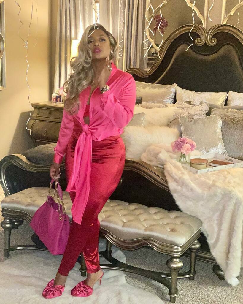 _stylekita's tweet photo. I never imagine having a day like today, wow❤️. It was perfect! He always does something to amaze me or leave me speechless.  After dinner, I came home to roses and balloons. Happy Valentine's Day ❤️💕❤️
.
Outfit from head to toe from my Amazon storef… https://t.co/sJomNz8Rjt https://t.co/9WKoKAb1LP