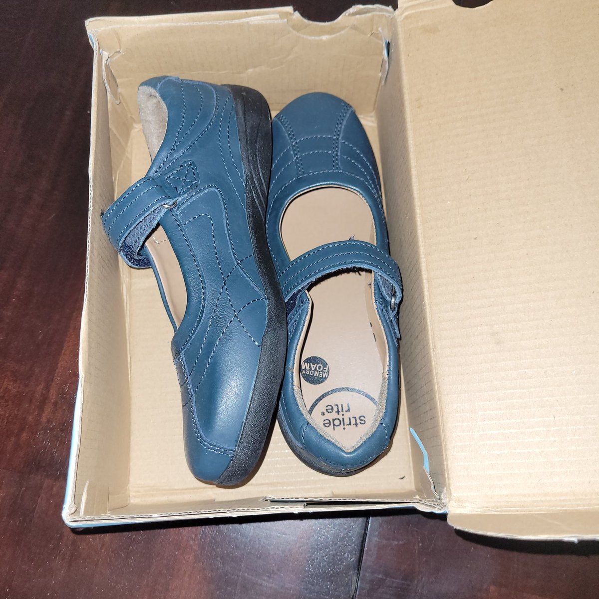 faeryfancier's tweet photo. Anyone need a pair of new #girls #striderite size 1 navy blue leather Mary Jane shoes? (They're a bit darker than the pics show.) I'd be happy to mail them if ya aren't in the Chicago suburbs.
(I got them on Amazon in Sept., but they didn't work and I missed the return-by date.) https://t.co/Qjnqe7fywt