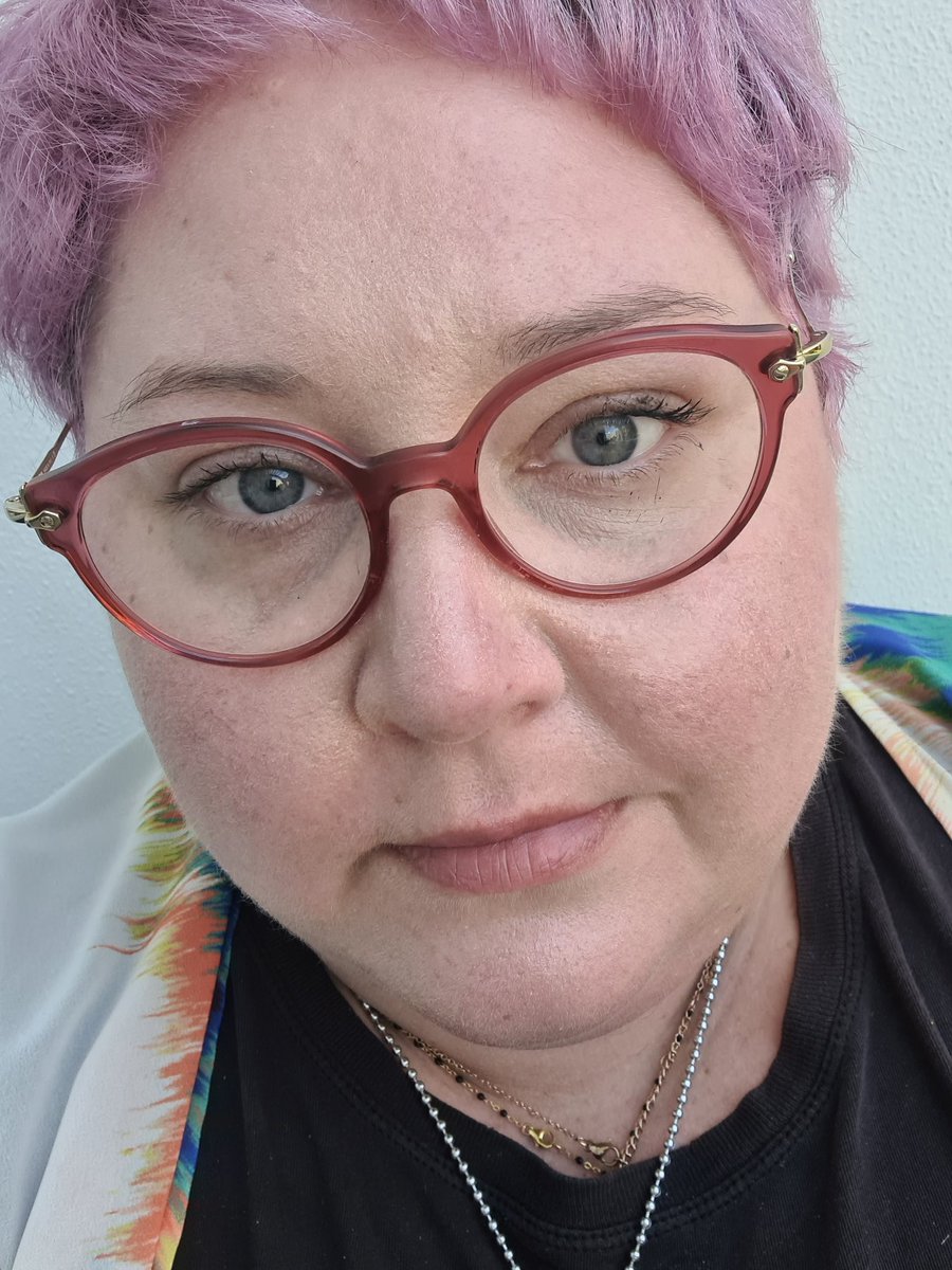 Chrissy_Sym's tweet image. 💜 is definitely a vibe! Makes it much easier to grow out when it's a fun colour @limecrime_BR #limecrime #customcolours #cottoncandy #purplehairdontcare #hairstyle #shorthair