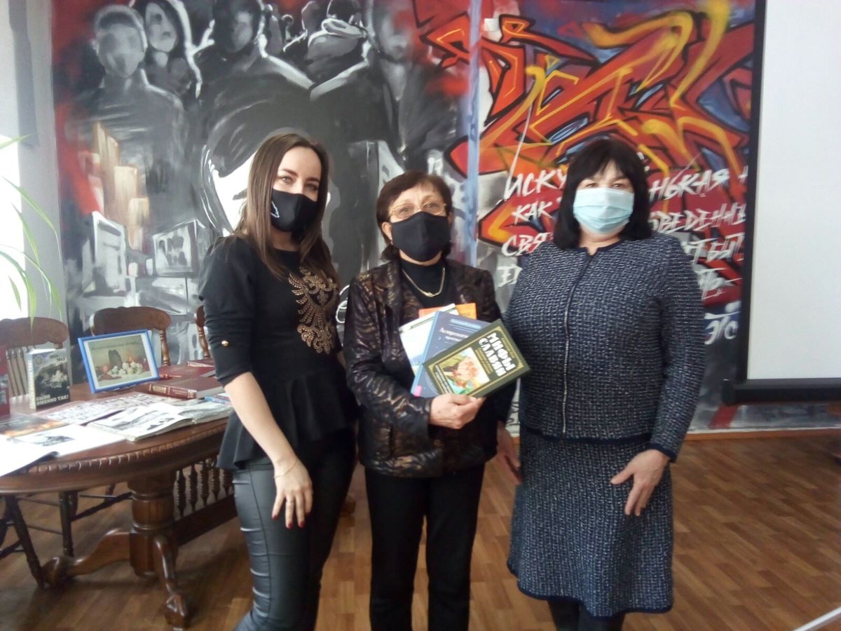 4CbsNo's tweet photo. В Международный день книгодарения в Общероссийской акции "Дарите книги с любовью-2022" приняла участие Наталья Геннадьевна Рябова - депутат Ульяновской городской думы. Она подарила в фонд библиотеки комплект книг.
#ЦБС #Денькнигодарения #Даритекнигислюбовью #книгалучшийподарок https://t.co/gpKznT7yHW
