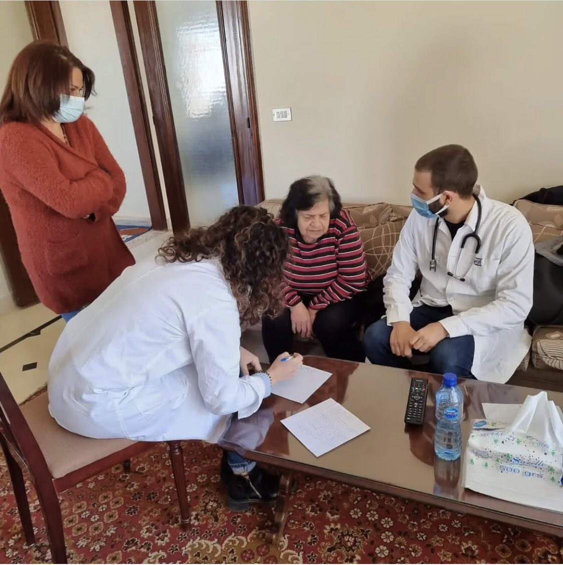 RCBeirutCedars's tweet photo. Les bénévoles de la faculté de médecine #o7jour en visite chez les plus agés pour la consultation et le support médical en collaboration avec @orderofmaltalebanon @rcbeirutcedars
@usjliban #O7_usj #beitsitti #beitjdoudna #santé https://t.co/CjNrd2RRK5