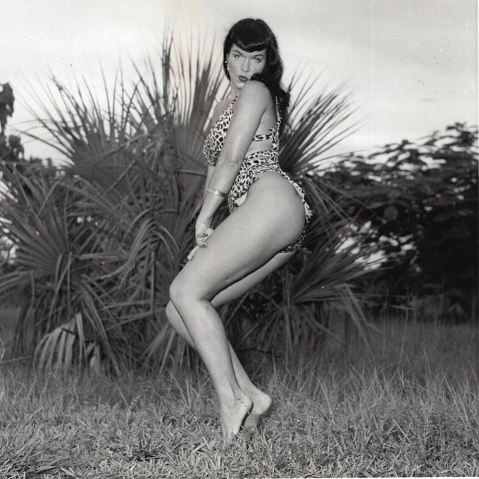 💋 Kisses from the Queen 💋 Hope y’all have had a happy Valentine’s Day! ✨💘  

~Photo by Bunny Yeager~

#bettiepage