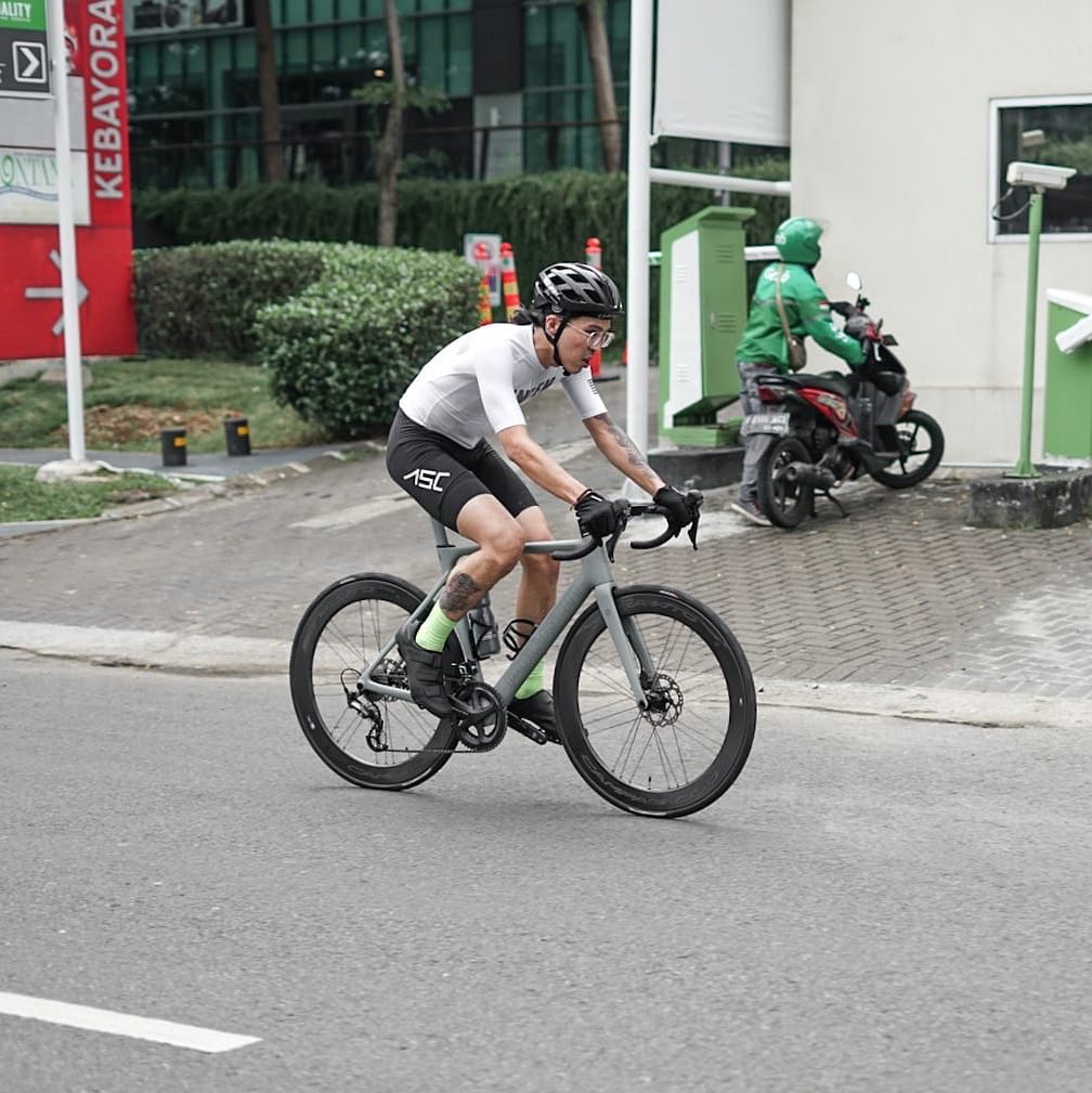 tirta_cipeng's tweet photo. Today gowes 64 km total

Pagi jam 06.30-07.30 dapet 31 km
Lanjut ke kantor, olahraga pullup , pushup, situp

Supply makanan secukupnya

Gas ke studionya @corbuzier pp 33 km

Saya ga niat balapan, cuma pengen sehat aja. 👍 https://t.co/EHydqw3dMC