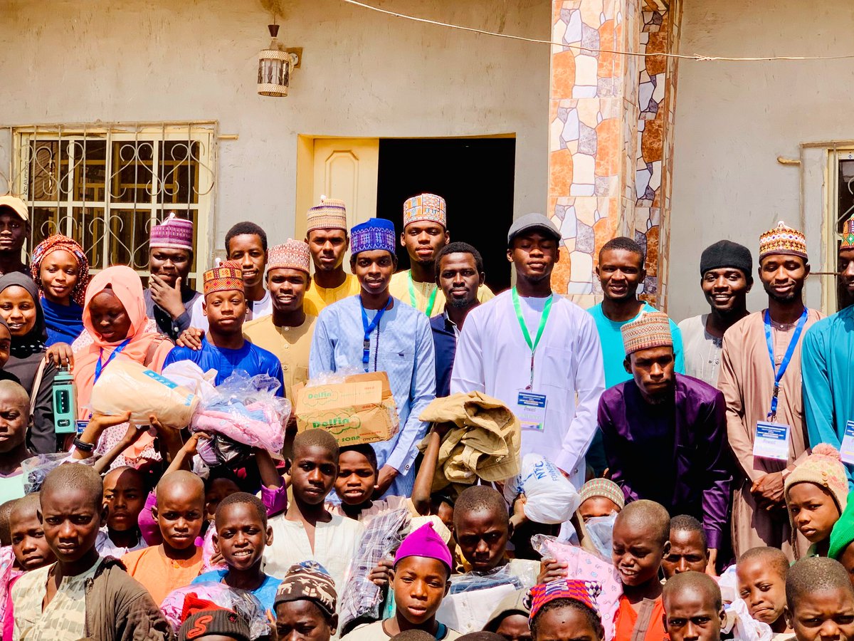 nyesa_abuzaria's tweet photo. The first Project of the session
THEME: 'IF YOU ARE WARM THIS WINTER,  SHARE IT!'

More than 70 Almajiris were reached, providing them with clothing,  Soup, detergent and Shoes.

We thank everyone who has contributed in anyway toward the project. https://t.co/yk9RjAGaRs