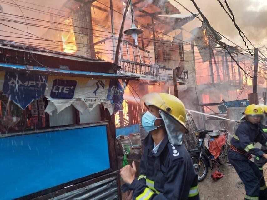 TheChindwin's tweet photo. 17 residential properties have gone today in a massive fire that raged through #Mandalay - the second largest city in #Myanmar, 15 February 2022. 

Photo/Than Htay https://t.co/FlXrwwpYF9