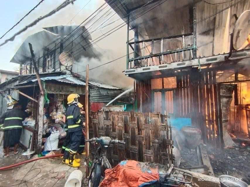 TheChindwin's tweet photo. 17 residential properties have gone today in a massive fire that raged through #Mandalay - the second largest city in #Myanmar, 15 February 2022. 

Photo/Than Htay https://t.co/FlXrwwpYF9