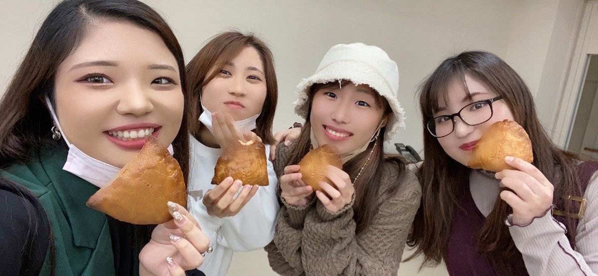 everysing_'s tweet photo. 初回練習はValentineDayでした🍫💗
練習も順調に進んで本番がとっても楽しみになりました!
出さんからメンバーに、愛の言葉が書かれたメッセージとチョコレートをサプライズでもらいました😌
他にもみなさん差し入れいっぱい持ってきてくれました👏
#everysing
#初回練習
#ValentineDay https://t.co/o3Zfq369K8