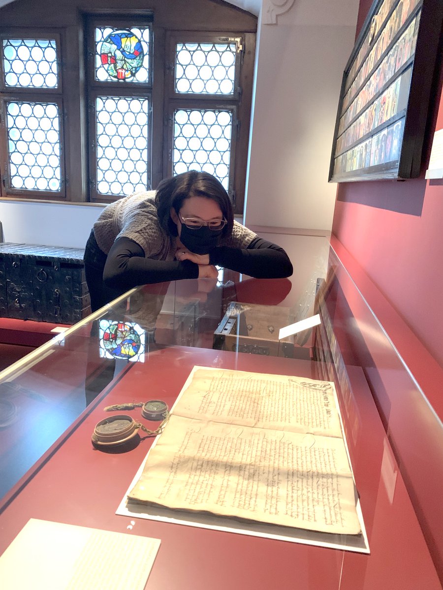 Schriftquellen liegen nicht nur in Archivgewölben, sondern manchmal auch in Museumsvitrinen! Dieses schöne Stück von 1535 liegt im <a href="/m_allerheiligen/">Museum Allerheiligen</a> in Schaffhausen in der Dauerausstellung und durfte kurz Frischluft schnuppern. (SSRQ SH I/3)