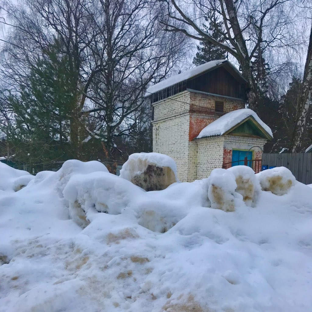 IncSahib's tweet photo. Плыли дни, пылились даты
Были нищетой богаты
И покатый морщили свой лоб
Пели пули в пистолете
Что расстрел уж на рассвете
Рассыпался город из трущоб https://t.co/J6MboBBWIc