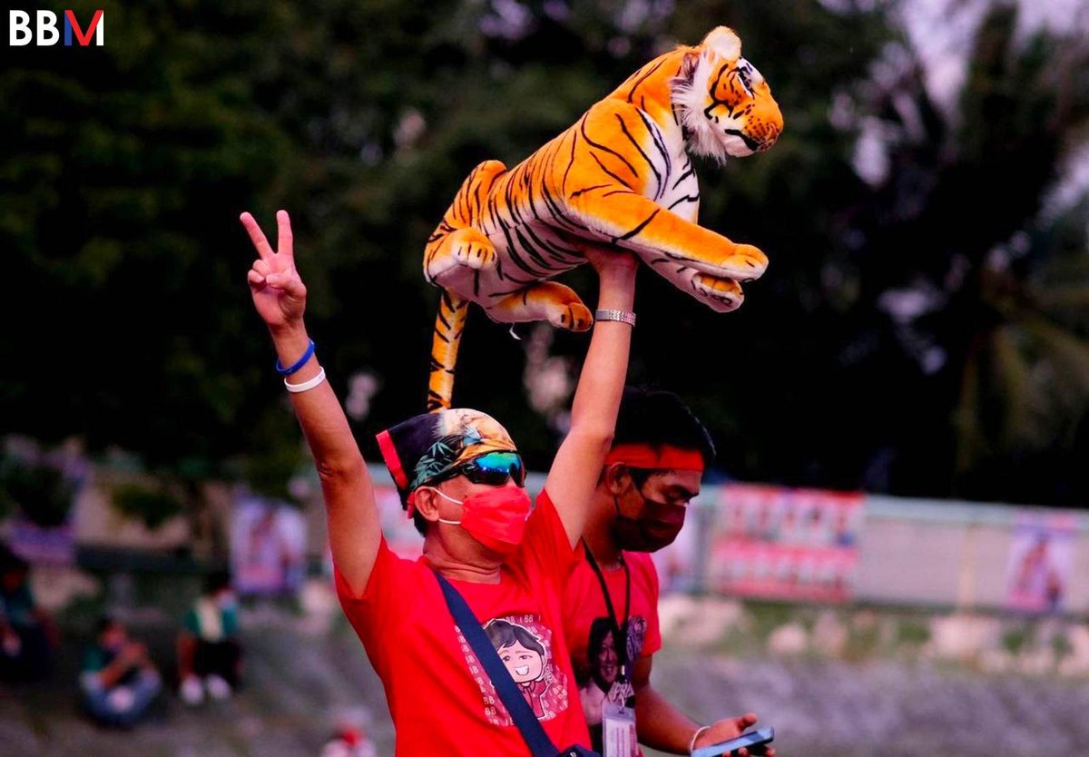 bongbongmarcos's tweet photo. Isang malaya at mapagmahal na Quezon City ang tumanggap sa amin sa Amoranto Stadium kahapon, sa Araw ng mga Puso. 

Maraming salamat po mula sa amin ni Mayor Inday Sara at sa buong Uniteam!

🇵🇭❤️💚 https://t.co/kUYKopNmK8