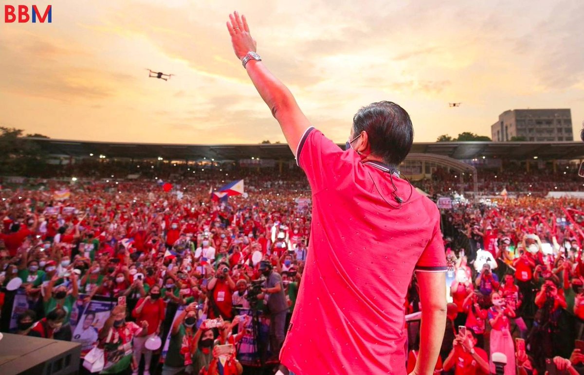 bongbongmarcos's tweet photo. Isang malaya at mapagmahal na Quezon City ang tumanggap sa amin sa Amoranto Stadium kahapon, sa Araw ng mga Puso. 

Maraming salamat po mula sa amin ni Mayor Inday Sara at sa buong Uniteam!

🇵🇭❤️💚 https://t.co/kUYKopNmK8