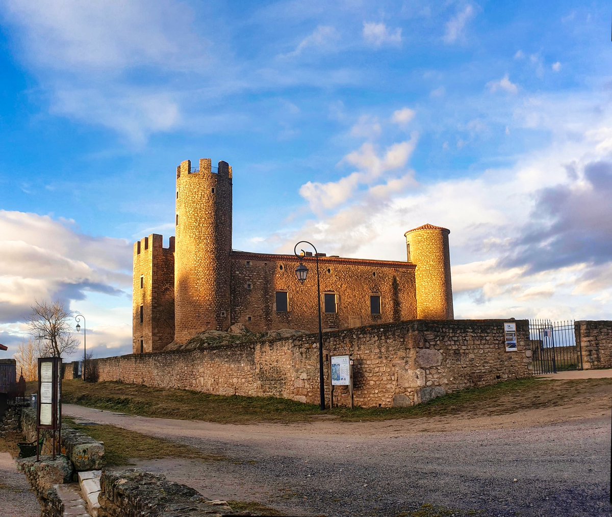 Fred_html's tweet photo. Château d'Essalois
[14/02/2022] 
#chateau #essalois #castle #photography #regionauvergnerhonealpes https://t.co/LuSptDlctq
