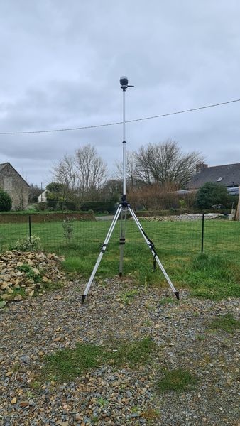 Vérification du matériel avec mon fidèle binôme, Pearl 🐕, pour un relevé sans connexion ntrip rtk en passant par le système <a href="/emlid/">Emlid</a> #reach base et rover en radio #lora.

📢" Pearl ! Surveille bien que le tripod ne tombe pas ! je compte sur toi !"

#dog #surveyor #Emlid
