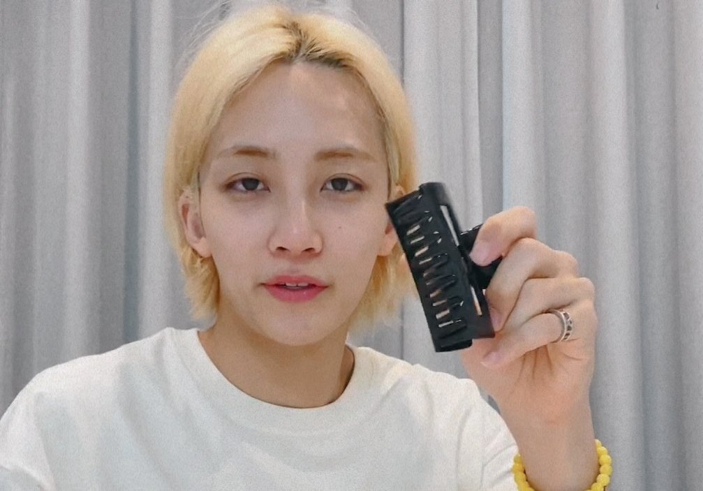 jeonghanszone's tweet photo. jeonghan and his hair clip ♥︎ https://t.co/d5QBTXgQMz