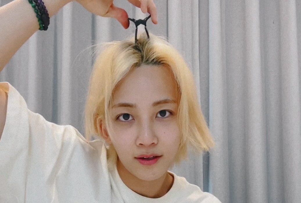 jeonghanszone's tweet photo. jeonghan and his hair clip ♥︎ https://t.co/d5QBTXgQMz