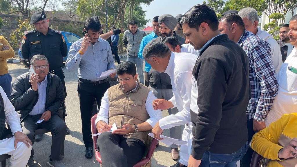 दिल्ली स्थित अपने आवास पर जन समस्याएं सुनते हुए डिप्टी सीएम श्री <a href="/Dchautala/">Dushyant Chautala</a>