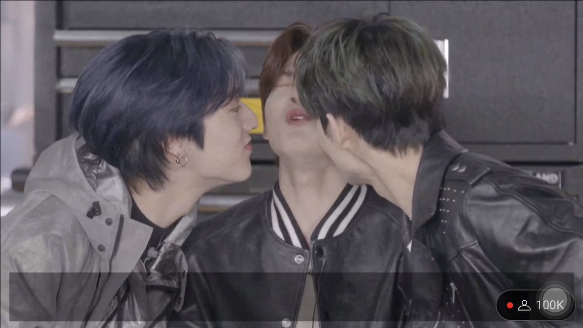 PARKPILATESS's tweet photo. what are these two doing 😭🤣 https://t.co/CdI49BTwPk